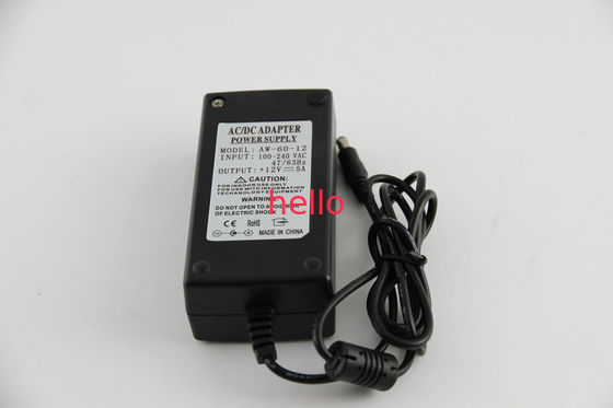 ดำ 60W 60Hz AC 12 โวลต์ Power Adapter 12 โวลต์ IP54 พร้อมกับการเปลี่ยนอันดับเครดิตมีเสถียรภาพ