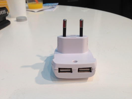 2.1A สีขาว USB คู่ชาร์จ AC Power Adapter ชาร์จ Eu ปลั๊ก 100 - 240V
