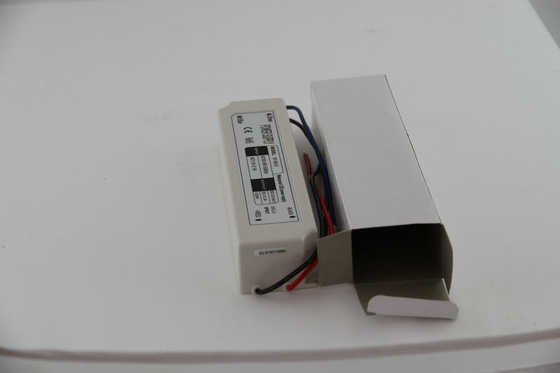 100W 50Hz แรงดันไฟฟ้าคงประสิทธิภาพ 12 โวลต์ไดร์เวอร์ LED มีการป้องกันเกิน